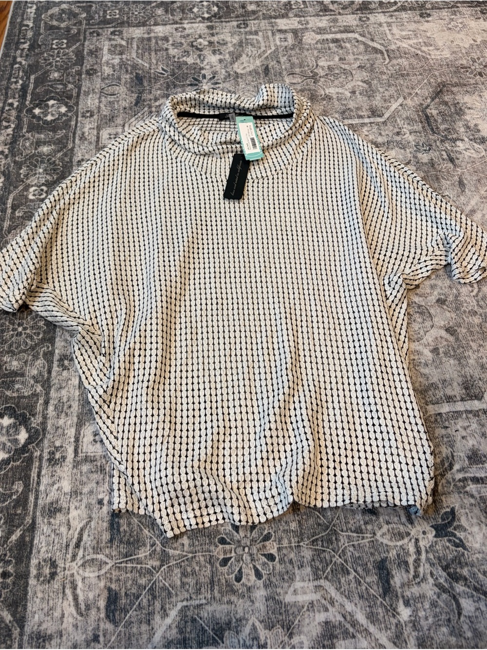 Laila Jayde Cream and Black Textured Short Sleeve Tee